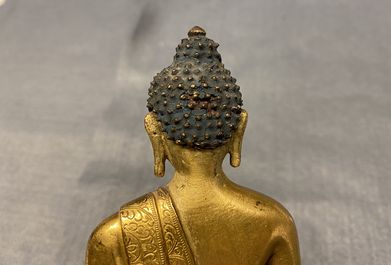 Een Chinese vergulde bronzen figuur van Boeddha, Kangxi